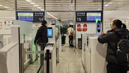 毛骨悚然，口袋内突然探出蛇头，杭州机场一女孩携带活蛇过安检