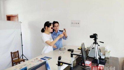 手机换证新模式，湖北枣阳民警手把手教群众网上补换身份证