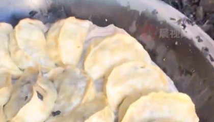 老人蒸饺子时睡着导致房屋着火，房子烧没了但饺子一点没糊，儿子：这锅饺子成本有点高