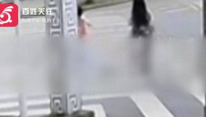 痛心！6岁女孩过马路被撞身亡，绿灯亮起时突然挣脱母亲跑向对面......