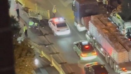 商务奔驰车深夜遇查酒驾强闯卡,撞伤交警及路人,医院:交警多发骨折