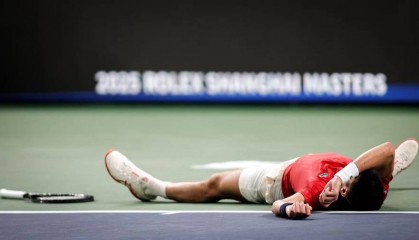 上海网球大师赛｜服止疼药、场边呕吐、多次治疗……德约科维奇拼出一场惨胜