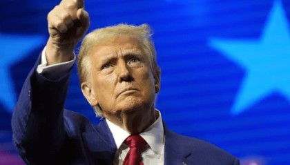 装都不装了?4万亿芯片巨头带“毒”入华,人民日报公开质问英伟达:拿什么相信你?