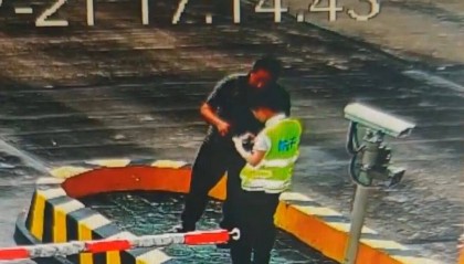 货车司机在浙江下高速时没钱付费，工作人员主动垫付1396元，当事人：十多年第一次