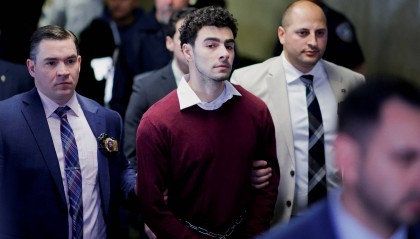 美联合健康集团高管枪杀案嫌疑人对谋杀等指控提出无罪抗辩