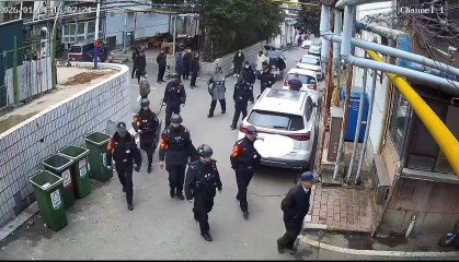 河南平顶山一老人报警称楼上邻居制毒，大批警察“全副武装”上门，结果一查：有精神病