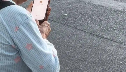 老人等车时手机不停弹广告怎么都关不掉，念叨“没赶上末班车”，路过小伙：有点心酸