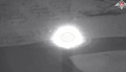 俄军弹道导弹击中乌方三套导弹发射装置，其中包括“海马斯”，现场发生巨大爆炸