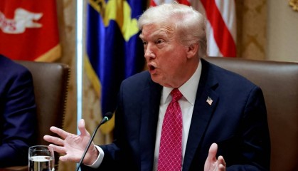 美再对中强硬，特朗普下令，禁止对华出售最强芯片，黄仁勋说了句大实话