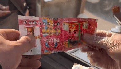 老人连续7年用冥币“买”食物，小吃摊主心甘情愿被“骗”：这事微不足道