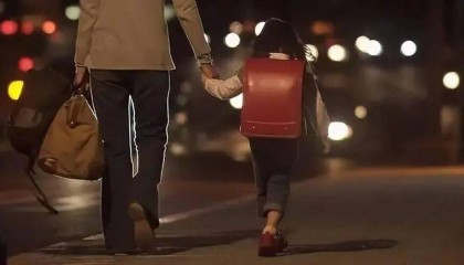 解忧 | 单亲爸爸跑网约车,女儿全程住车上