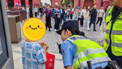 假期北京人潮如海，东城民警在公园景区为游客解困
