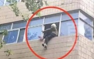 河南102岁老人从三楼坠落，楼下路人和商户紧急营救，目击者：她从窗户里爬出来！