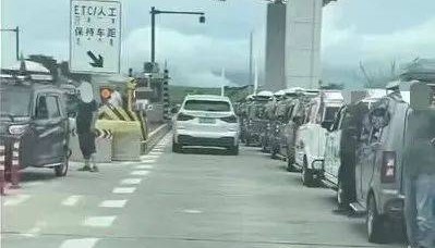 收费站口几十辆老头乐排队上高速，官方：法规明确禁止，已全部劝返