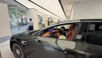 新疆喀什客人来沪旅游，顺便订了辆特斯拉