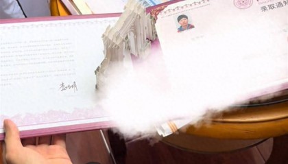 清华大学录取通知书送到理发店引顾客围观，店主：生意好不少