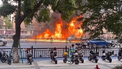 广东海珠火灾“沿街烧成火龙”，目击者：洒水车灭火无果，消防回应