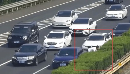 熊孩子发脾气扔出金项链，父母竟然在高速上寻找