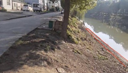 3岁男童家门口落水母亲施救双双遇难，家属质疑“河道护坡陡峭无法自救”