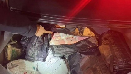 乌鲁木齐一车主550万元现金放车上,车门还没锁......