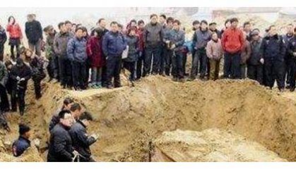 2011年,江苏挖出一明代女尸,手戴绿宝石戒指