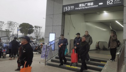 “买菜大军”从成都坐地铁到资阳买菜？记者实探：多为老年人，“图农家菜新鲜”