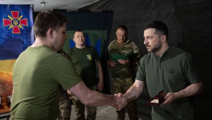 乌总统突访前线,声称中方雇佣兵参战,并扬言报复,到底谁会替俄卖命?