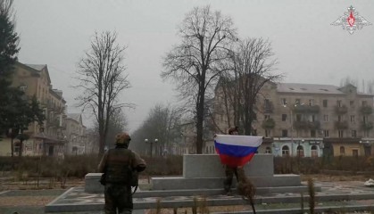 俄国防部发布“俄士兵在红军城展开俄国旗”视频，乌军发声