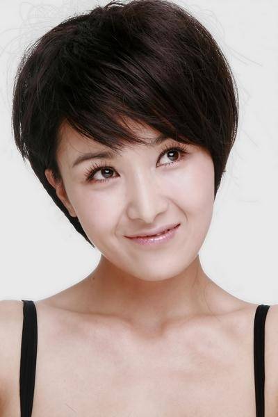 她是最干净的女演员，出道23年戏红人不红，女儿像她颜值超高