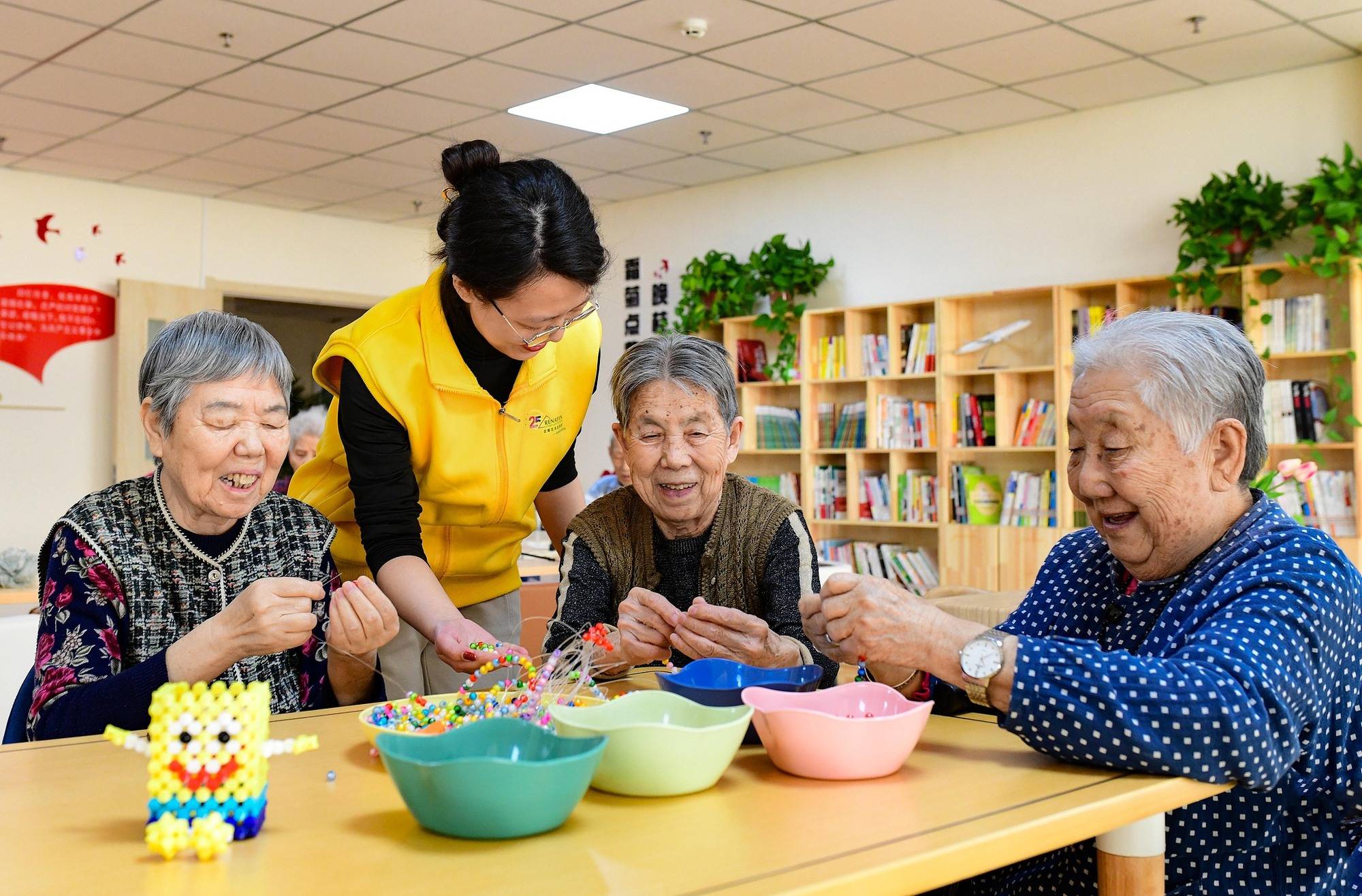 【央广时评】完善床边、身边服务 让老人家居家养老更安心