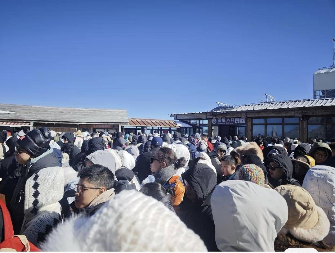 有游客被困玉龙雪山山顶？景区回应：现在是雪山风季 已实行限流