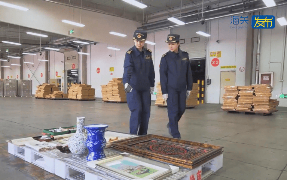申报为“椅子、餐具”？天津新港海关查获禁止出境文物4件