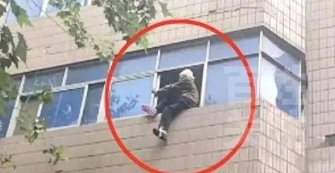 河南102岁老人从三楼坠落，楼下路人和商户紧急营救，目击者：她从窗户里爬出来！