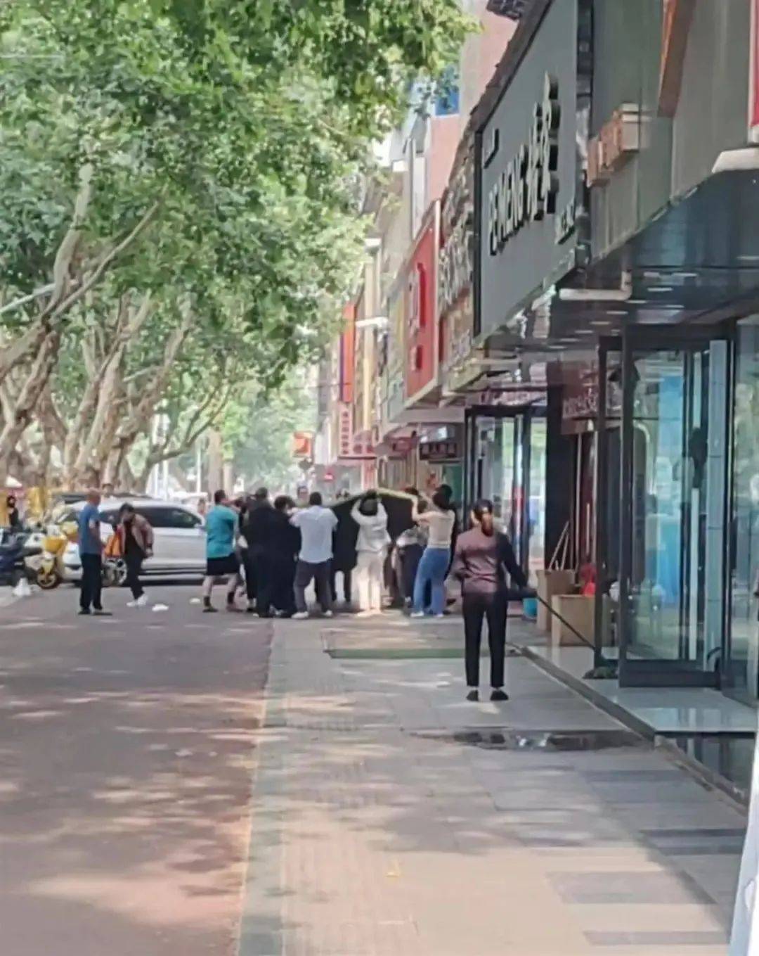 河南102岁老人从三楼坠落，楼下路人和商户紧急营救，目击者：她从窗户里爬出来！