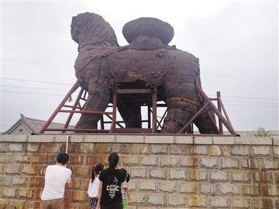 护还是毁？千年武则天无字碑“加盖”引争议
