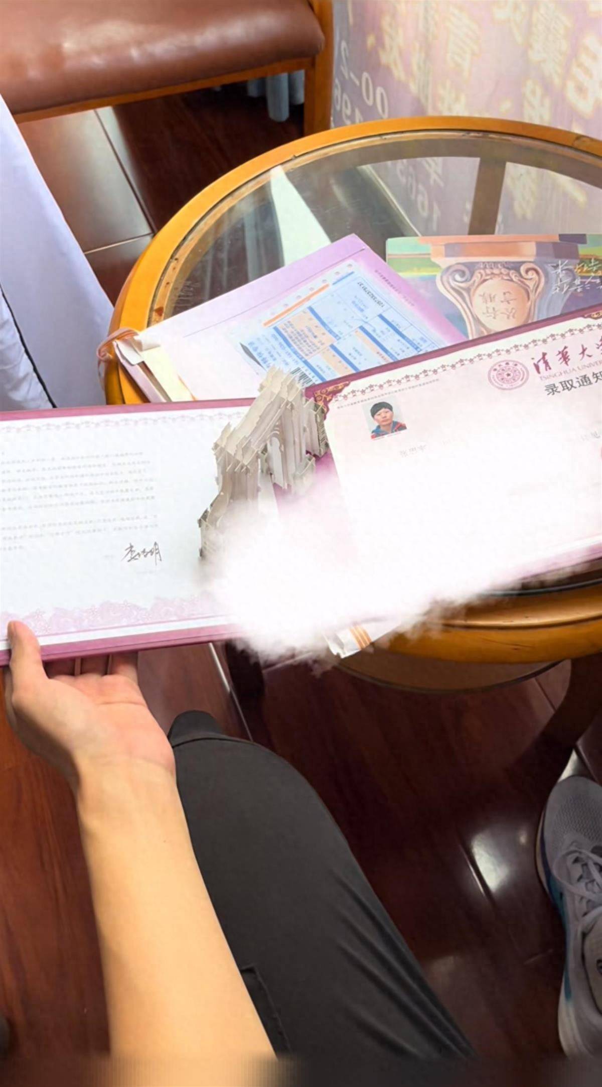 清华大学录取通知书送到理发店引顾客围观，店主：生意好不少