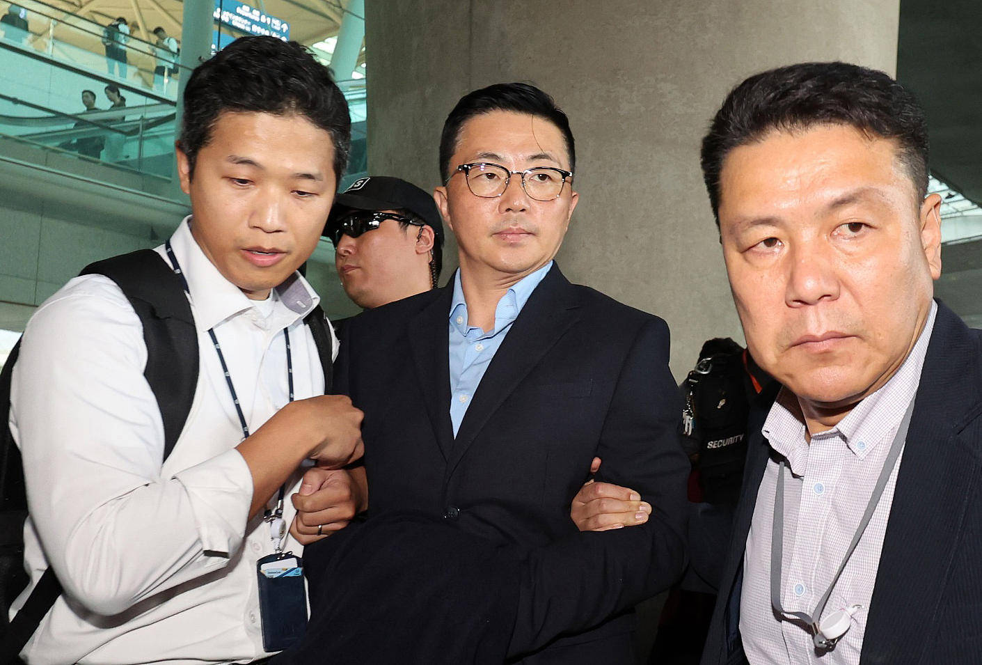 金建希被捕同日，流亡海外数月的“金建希大管家”回国被捕