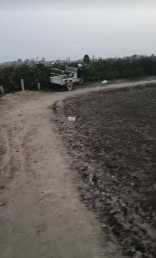 山东一残疾村民称4米宽田间生产路被占只剩2米，收割机无法下地，多次反映未见效，村干部：争取一周内解决