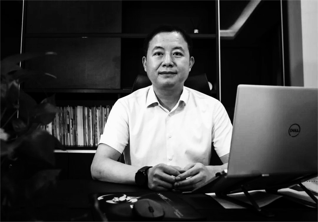 46岁董事长，突发疾病离世！官网已变黑白