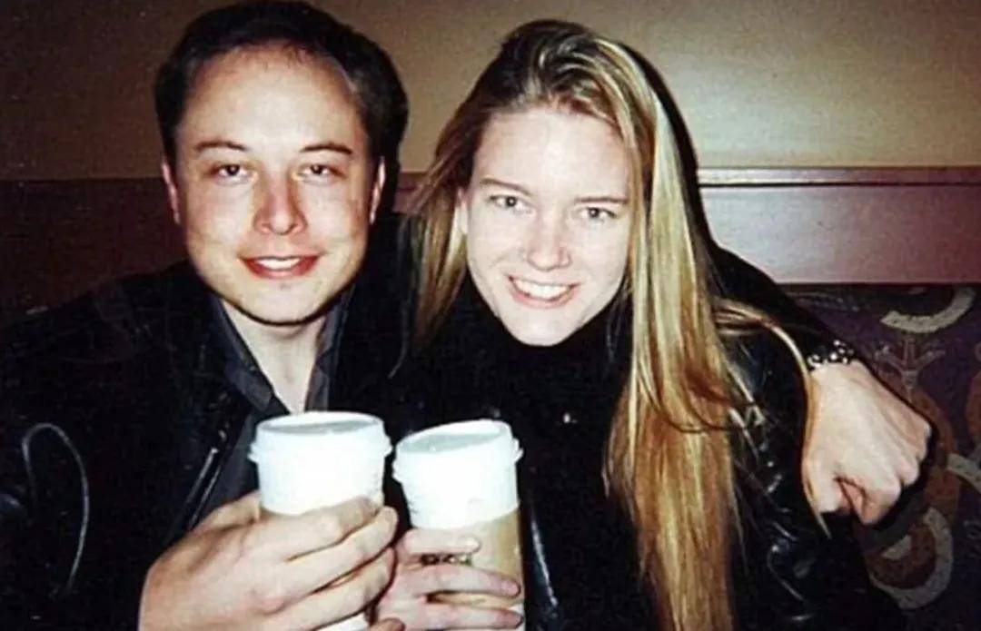 马斯克21岁女儿:改名字、换性别、与父亲决裂后,靠当模特力争经济独立