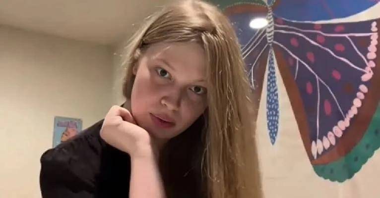 马斯克21岁女儿:改名字、换性别、与父亲决裂后,靠当模特力争经济独立