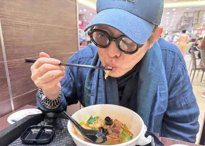 考古|李连杰晒游泳照状态重返巅峰！武打多年受伤频繁又患甲亢，功夫皇帝一路走来太不易