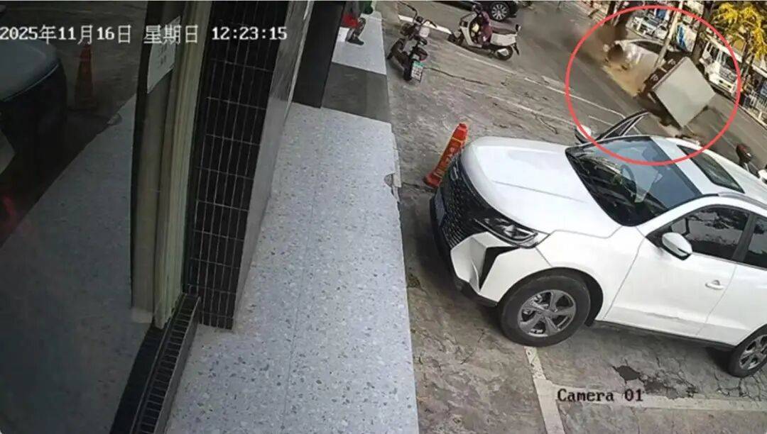 湖北一轿车疑似超速撞倒电箱撞断树,市民:发动机都甩出来了;交警:有人受伤