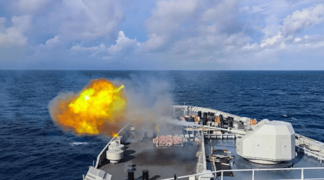 中日军方隔空对阵，日本电磁炮上场，解放军落弹区扩大，美军看清形式赶紧溜了