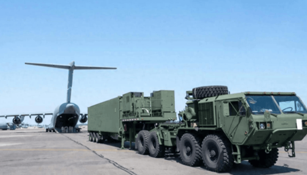 中日军方隔空对阵，日本电磁炮上场，解放军落弹区扩大，美军看清形式赶紧溜了