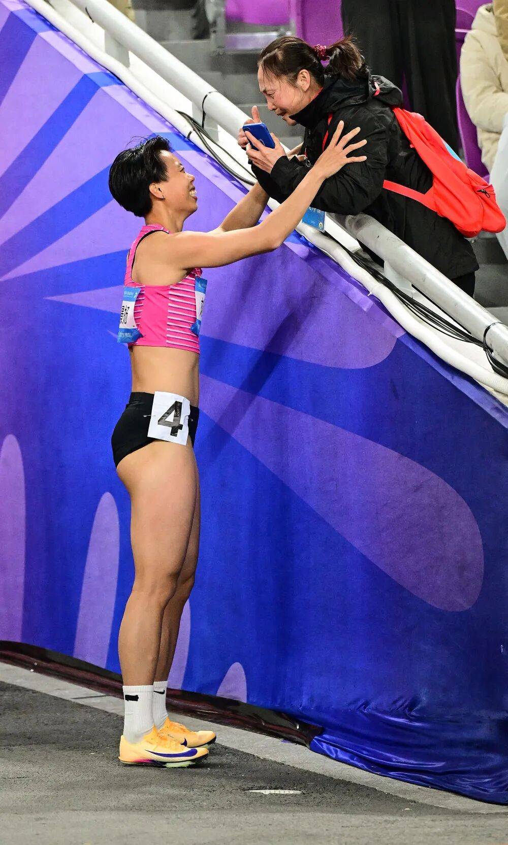 吴艳妮摘银颁奖台上仰面爆哭，三届全运会无缘金牌，回应“能否坚持下一届”；刘景扬夺冠后称不是“黑马”，妈妈激动落泪：没人看好她