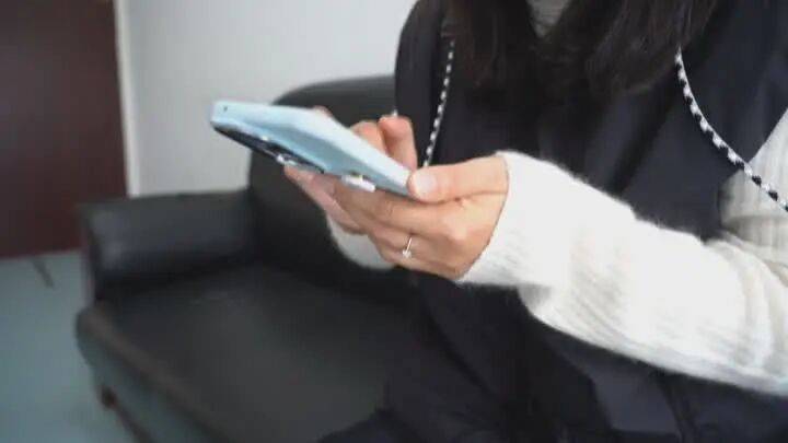 扬州一女子刷短视频惹祸：偷偷去银行取了6万现金，结果……