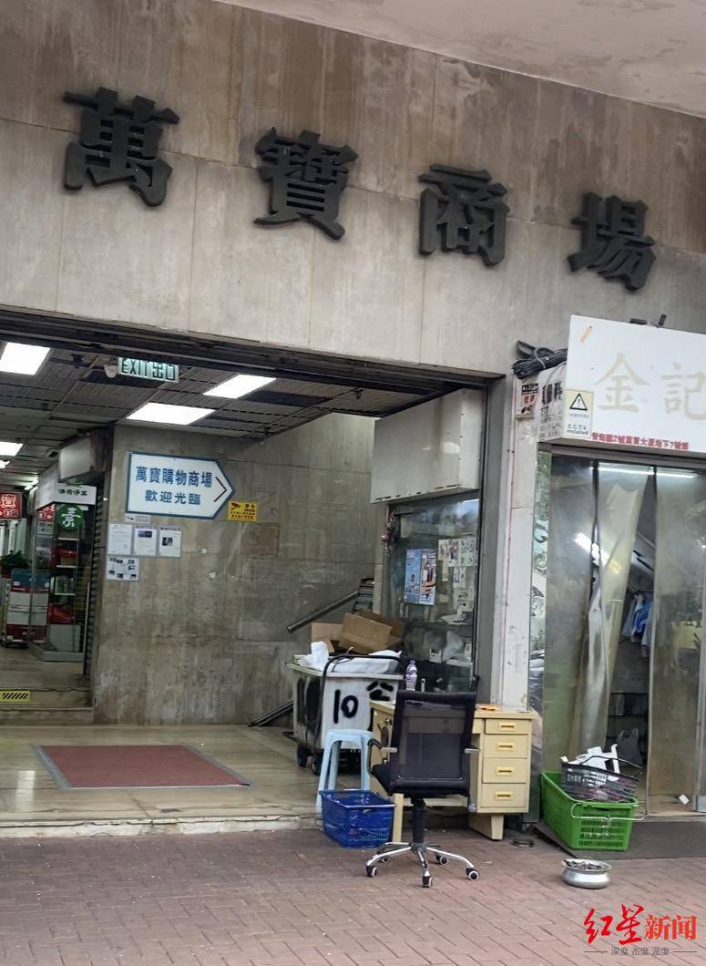 香港消防员何伟豪殉职后，女友关了服装店 朋友：她心情不好，短期不会回来开店了