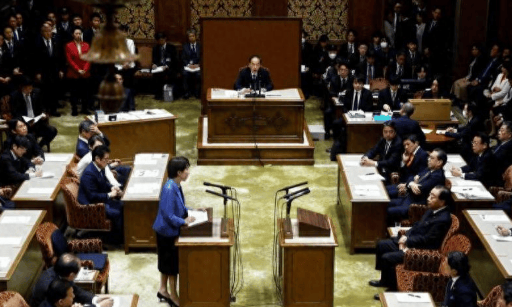 高市早苗或将被迫下台？自民党或要挺她到底，并强硬表示“不会对中方的反制行动妥协”
