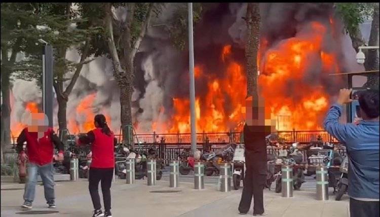 广东海珠火灾“沿街烧成火龙”，目击者：洒水车灭火无果，消防回应